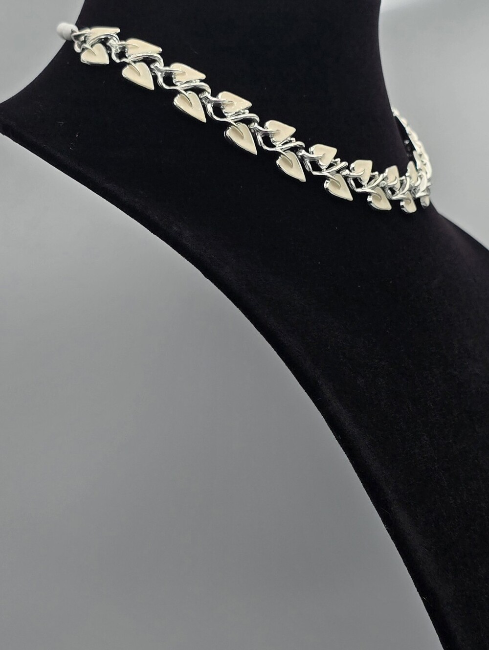 Vintage Signed 1950's Coro Cream Enamel & Silver Tone Linked Leaf Necklace - Picture 7 of 10